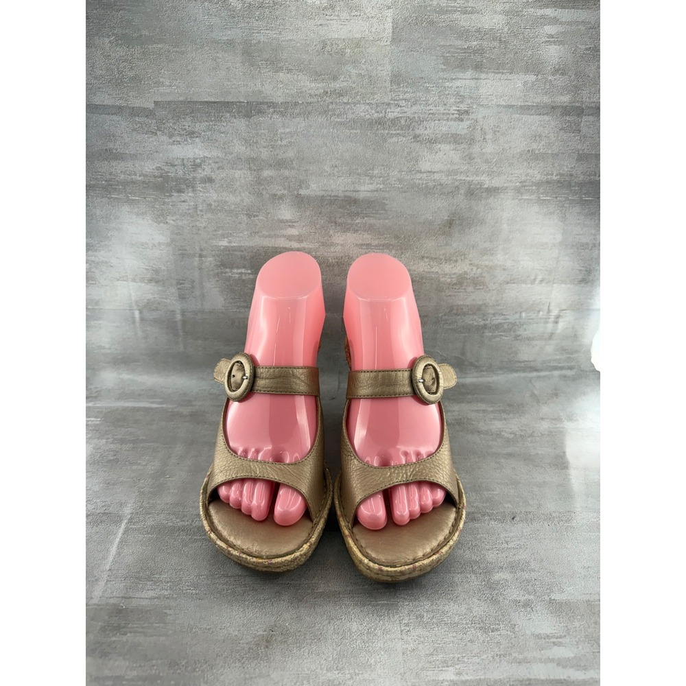 Born W5007 Women Bronze Metallic Leather Wedge Sandals Sz 7/38 Buckle Strappy